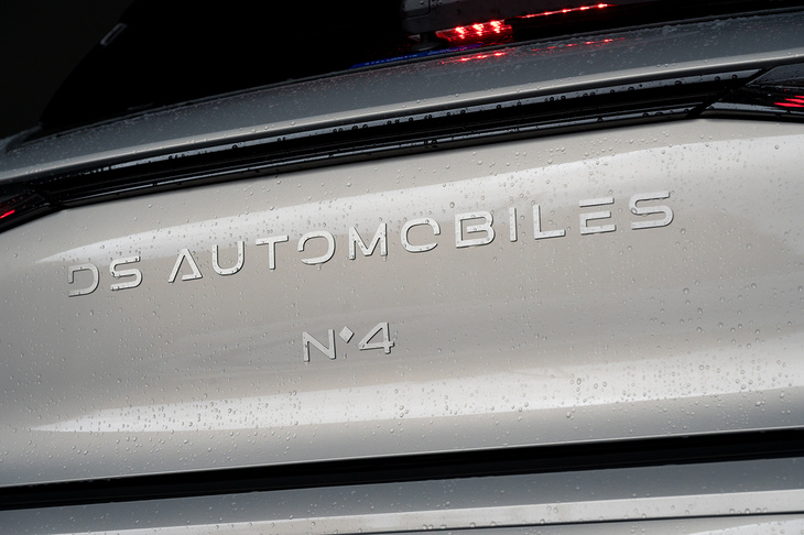 テールゲートのど真ん中には「DS AUTOMIBILES」と「N°4」の文字が上下に重ねて記されている。日本での知名度は今ひとつのはずだが、これなら安心だ。