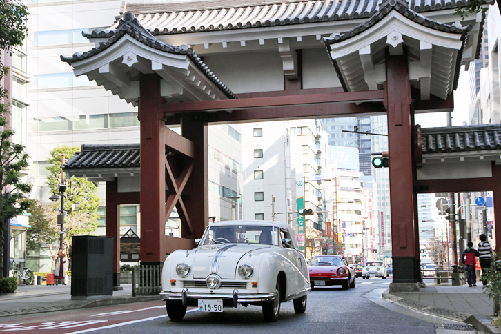 女性ペアが駆る1950年「オースチンA90アトランティック コンバーチブル」。