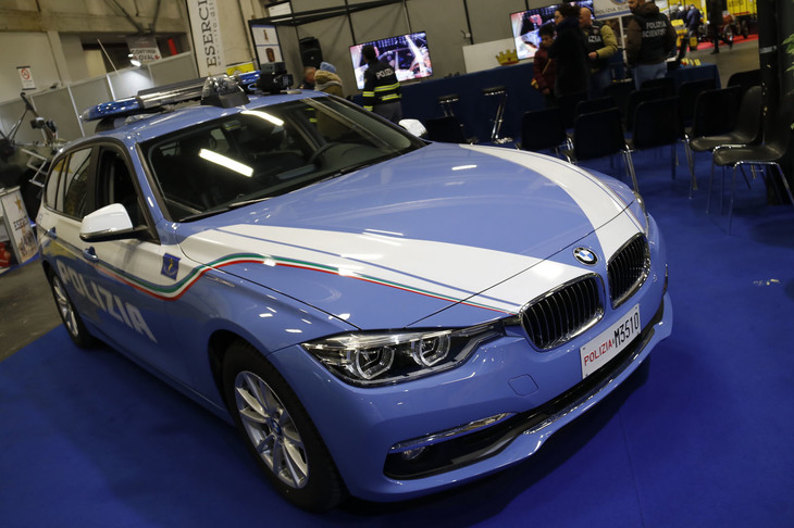 こちらは国家警察 交通警備隊の「BMW 320dツーリング」。