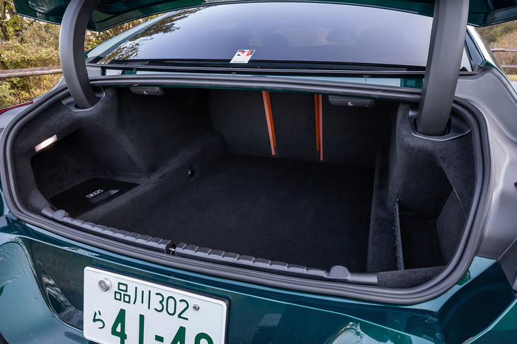 トランクルームの容量は440リッター。リアシートの背もたれには、40：20：40分割で倒せるスルーローディングシステムが備わり、長尺物も収容可能となる。
