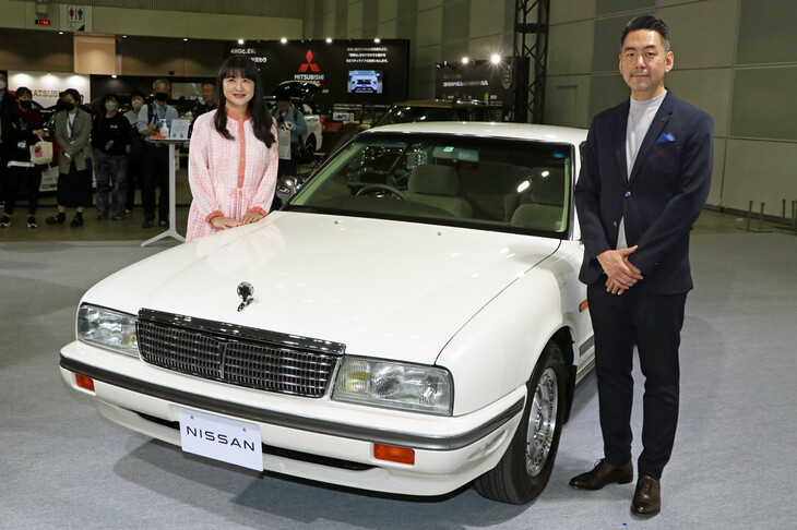 女優の伊藤かずえさん（写真向かって左）と、彼女のマイカーの「日産セドリックシーマ」、日産自動車グローバルブランドエクスペリエンス部の濱松幹昌部長（同右）。