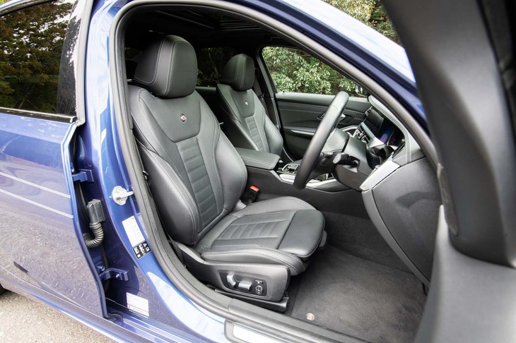 ヴァーネスカレザーのシートは20インチホイールなどと同じ「アルピナラグジュアリーパッケージ」に含まれている。