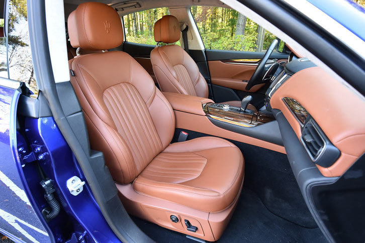 フロントシートのヘッドレストには、マセラティのエンブレムがエンボス加工で施されている。