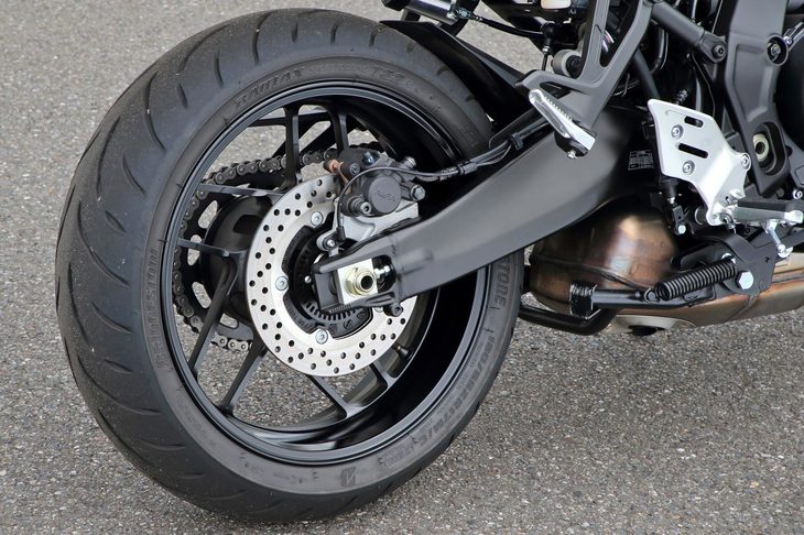 タイヤには同車専用にチューニングされた「ブリヂストン・バトラックス スポーツツーリングT32」を採用。ドライ／ウエット両方の路面において、走行安定性の高さを追求したものだ。