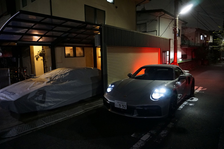 わが家のフェラーリ様と「911ターボSカブリオレ」の2ショット。夜の住宅街でも迷惑にならない程度の排気音ボリュームなのはありがたい。