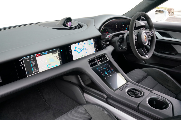 空冷時代の「911」をイメージしてデザインされたという「タイカン」のインストゥルメントパネル。空調やオーディオ、ナビなどはタッチスクリーンでの操作が基本となるモダンな仕上がりだ。