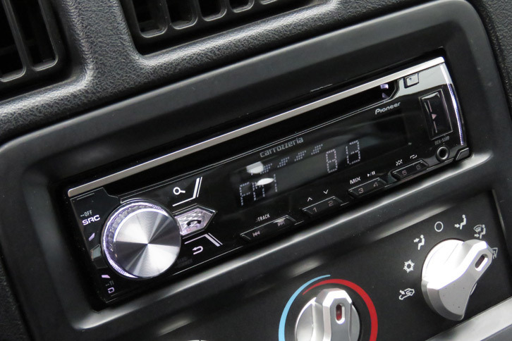 真新しいヘッドユニットに、キモチ悪い笑みが浮かびっぱなし。ただ、せっかくBluetooth通信機能付きのものを買ったけど、同期が面倒で使わなくなる予感がぷんぷん。CDも面倒だし、結局はAUX端子での有線接続に落ち着くと思う。自分、不器用ですから。