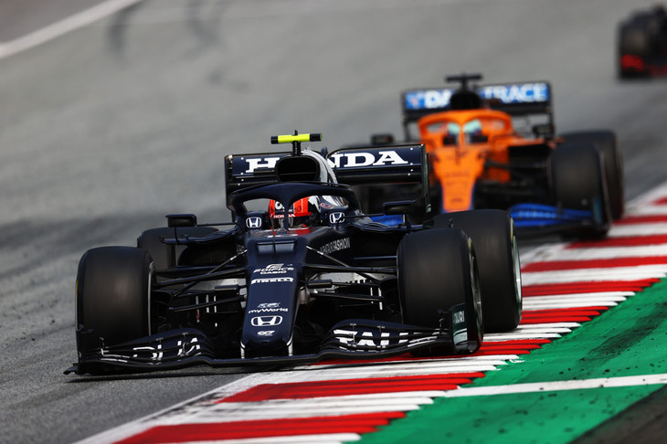 アルファタウリ勢は好調さをキープし、予選ではピエール・ガスリー（写真前）が定位置の6位。プラクティス中にスピンするなどヒヤッとする場面もあった角田裕毅は、それでもマシンを壊すことなくセッションをこなし、自身最高7位からスタートすることに。しかし2台ともソフトタイヤでのスタートとなり作戦上は不利だった。2ストップでガスリーは9位入賞、チームは今季全戦でポイント獲得中である。一方の角田は、ピットインの際に白線を踏む違反を2度も犯し、5秒加算のペナルティーを2度受けてしまい後退、結果12位。（Photo=Getty Images / Red Bull Content Pool）