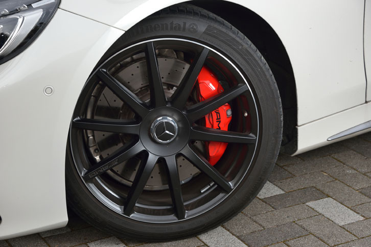 マットブラックペイントが施された、鍛造の20インチAMG 10スポークアルミホイール。テスト車には、コンチネンタルの「コンチスポーツコンタクト5P」が組み合わされていた。