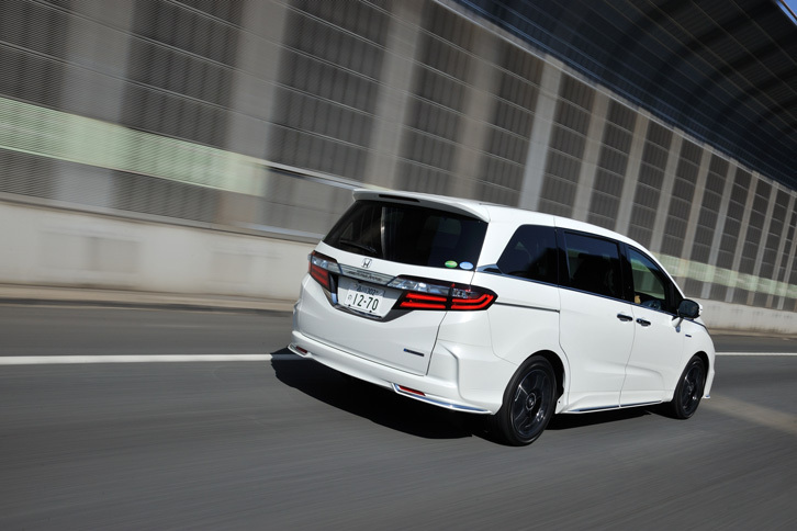 「ハイブリッド アブソルート Honda SENSING EXパッケージ」のリアビュー。ハイブリッドモデルの「アブソルート」は、標準車に対して内外装のデザインや足まわりの仕様によって差別化が図られている。