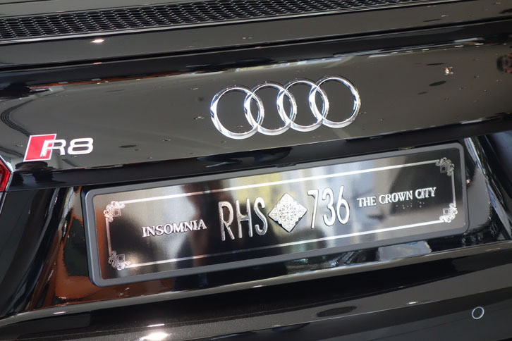 ナンバープレートのRHSはROYAL HOUSEHOLD STOCKS＝王室所有物、736はノクティス王子の生年を意味している。