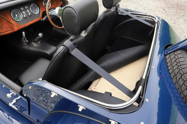 ボディーの各所にアッシュ材（トネリコ）が用いられた「モーガン4/4」。フロアやトランクスペースなどのカーペットをはぐと、ご覧の通り木目が現れる。