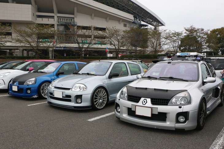 「ルノー・クリオV6」もフェイズ1とフェイズ2が並んだ。大衆車クリオ(日本名：ルーテシア)をベースに後席を撤去してV6エンジンを収め、ミドシップスポーツにしてしまったという大胆なクルマが、2000年代に販売されていたなんて……。あの頃はまだまだクルマが熱かったことを感じさせる。