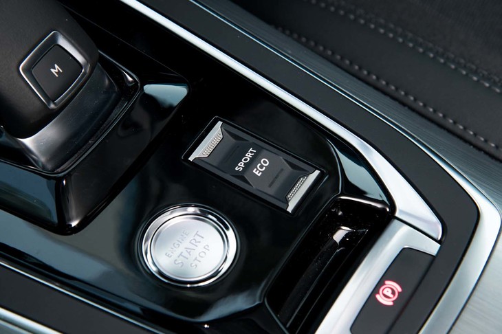 ドライブモードセレクターはシフトレバーの後方にレイアウト。前にスライドで「スポーツ」に、後ろにスライドで「エコ」に、真ん中に戻せば「ノーマル」に切り替わる。