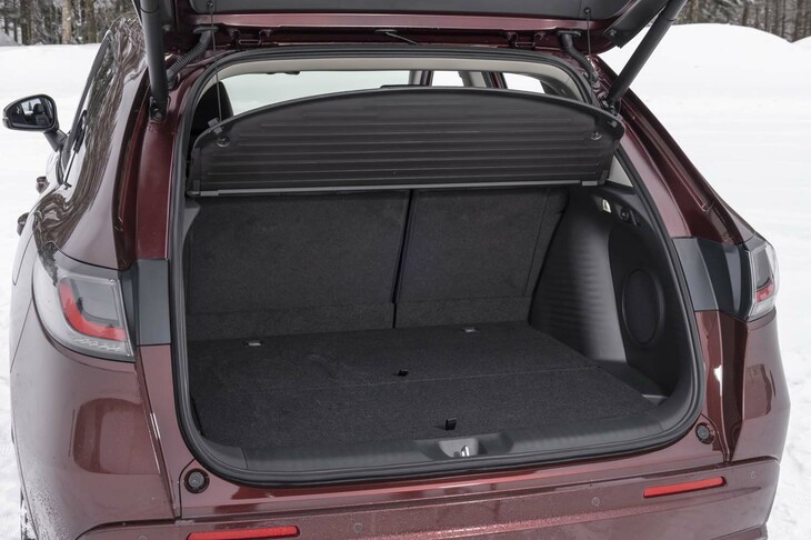 荷室の容量は395リッター。後席を格納すると見事なまでにフラットになるため、スキーやスノーボードが積みやすい。