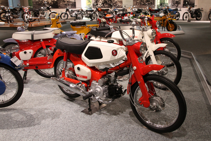 ホンダコレクションホールに展示されている北米仕様の「スーパーカブ」。手前から2台は、ディーラーで扱っていたカスタムキットが組み込まれている。
