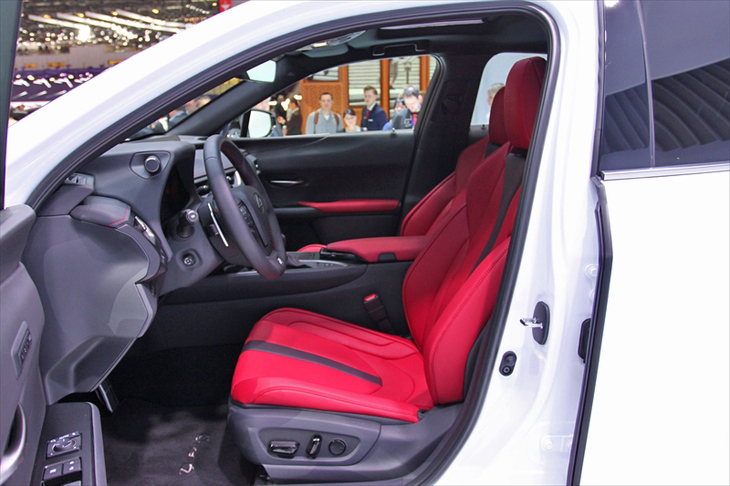 レクサスUX（フロントシート）