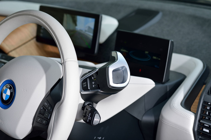 ステアリングコラムから伸びるシフトセレクター。その付け根に近い位置にはスタータースイッチもレイアウトされる。