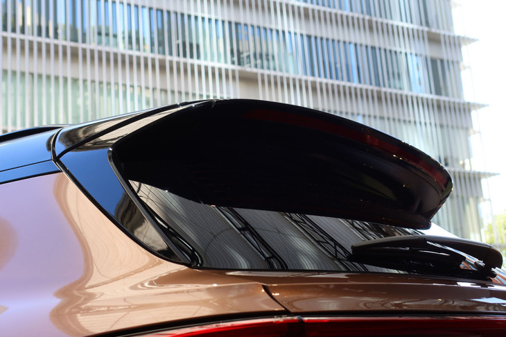 トヨタ・クラウン エステート（ルーフスポイラー）