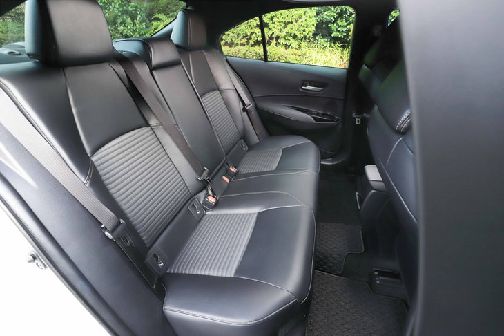 ホイールベースは先代より40mm延長されているが、後席における居住性は向上したとは思えなかった。なお、背もたれはリクライニングが可能。