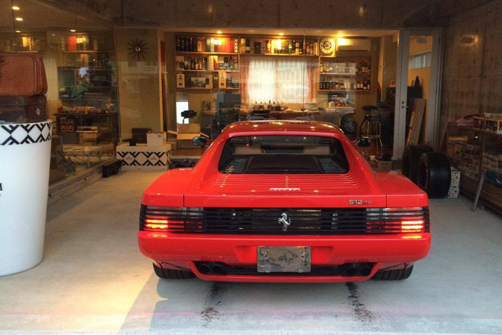 リュウ氏が29歳の時に購入した「フェラーリ512TR」。