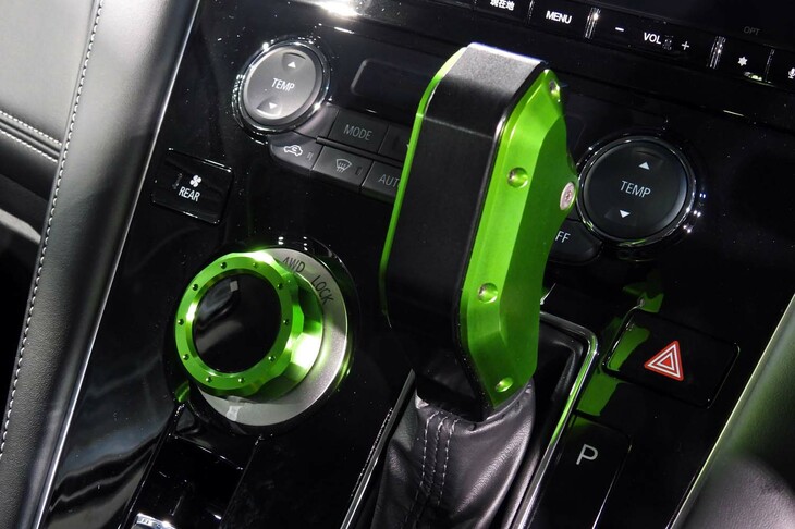 三菱デリカD：5 CHAMONIX SNOW GEAR（シフトセレクター＆ドライブモードセレクター）