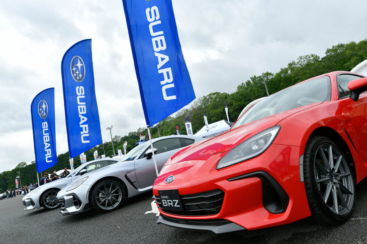 スバルはブルーやレッド、シルバーなど、さまざまなボディーカラーの新型「BRZ」を展示。注目を集めていた。