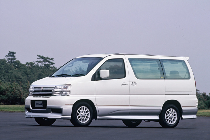 初代「日産エルグランド」こと「キャラバン エルグランド」。商用バン「キャラバン」をベースとした大型車で、高級ミニバンの元祖となった。