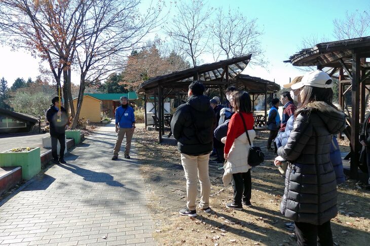 クラブハウスに戻り、里山散策はこれにて終了。かれこれ1時間ほどの山歩きだったが、実は訪れた箇所は「ハローウッズ」の3分の1にも満たないのだとか。敷地内には沢も棚田もあり、季節によっていろいろな体験ができるという。興味を持った方は、ぜひ公式ウェブサイトのチェックを。