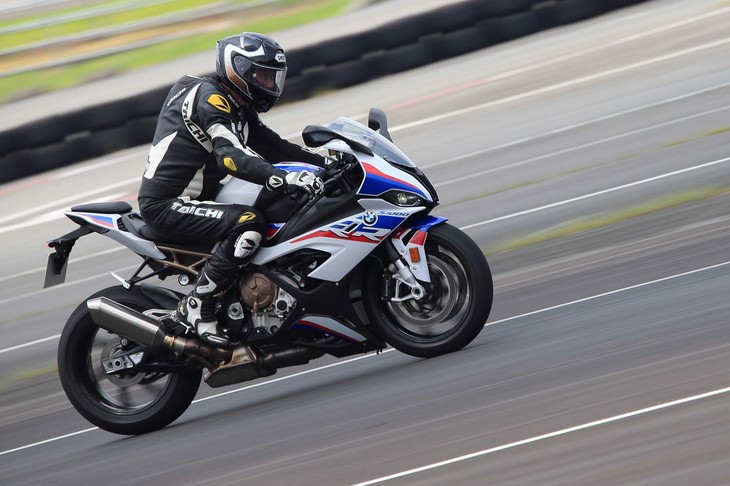 
	最高出力は先代の199PSから207PSへとアップ。「Mパッケージ」仕様車の空車重量は国土交通省届出値で196.5kg（DIN値で193.5kg）となっており、1tあたりに換算すると1000PSをオーバーする。
	