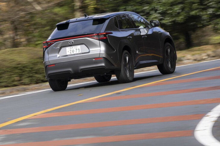 駆動用リチウムイオンバッテリーの容量は71.4kWh。オプションの20インチタイヤを履いたFWD車（＝試乗車）の一充電走行距離（WLTCモード）は512km。