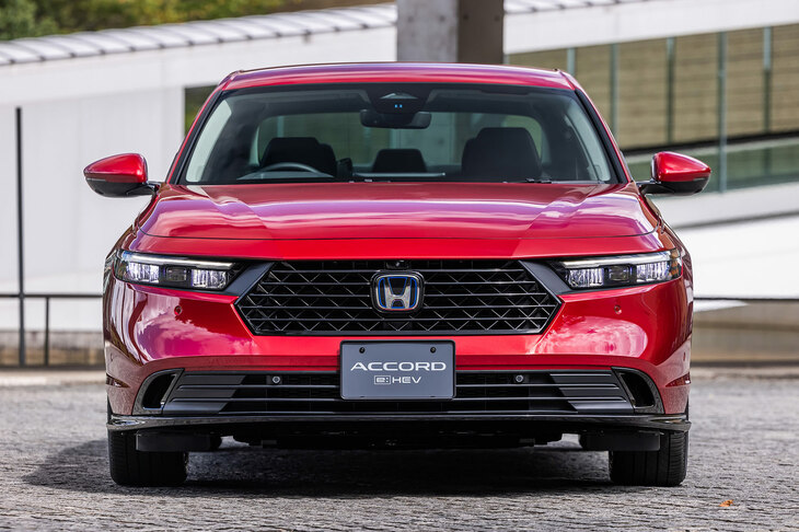 新型「アコード」のフロントマスク。フルLEDの薄型ヘッドライトと六角形のフロントグリルを組み合わせた、シンプルなデザインだ。（写真：花村英典）