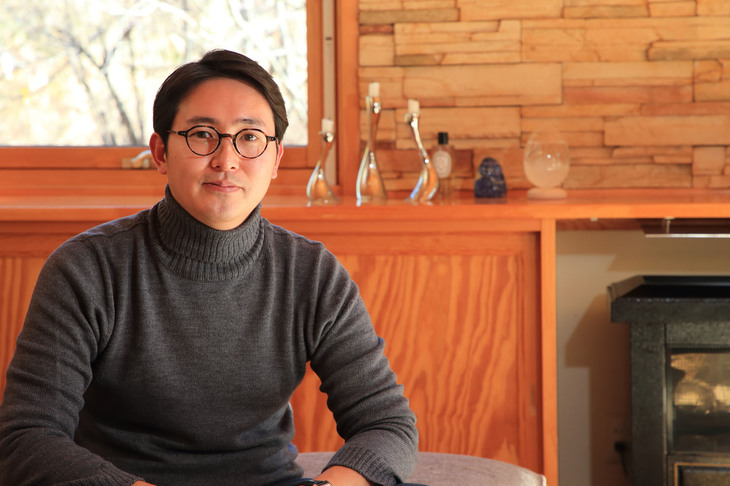 ＜神戸アレックさんプロフィール＞　
	住居のリノベーションやインテリアのコーディネートなどを専門とするインテリアコンサルタント。50台以上のクルマを乗り継いできた、生粋のカーマニアでもある。