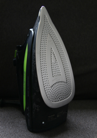 「ロウェンタDW6010」のかけ面には、スチームを適切に配分できるよう、3D加工が施されている。