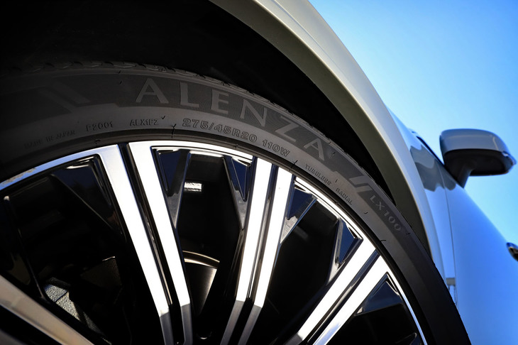 「ALENZA（アレンザ）」は、ブリヂストンが擁するオンロード向けSUV用タイヤのブランド。これまでは「デューラー」などにも同ジャンルのタイヤが設定されてきたが、今後はアレンザに集約されるという。