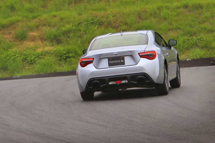 
	ショートサーキットの登りを駆け上がる「86 G」。マイナーチェンジ後のモデルはバンパー下部の黒い部分が拡幅され、ワイドスタンスなイメージが強調されている。
	