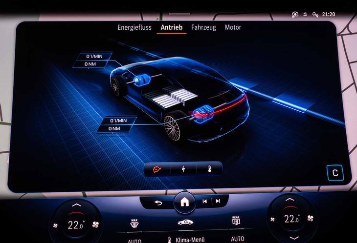 主にカーナビ画面の役を担うセンターモニターには、モーターの作動状況や走行モードの詳細設定などの車両情報が表示できる。