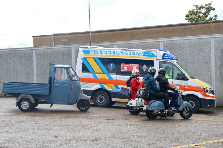 キリスト教系慈善団体ミゼリコルディア会による「フォルクスワーゲン・クラフター」の救急車（写真右）も、万一に備えて同伴した。