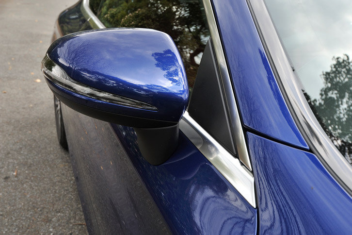 セダンやステーションワゴンとは異なり、サイドミラーはAピラーの付け根ではなく、ドアパネルに備わる。