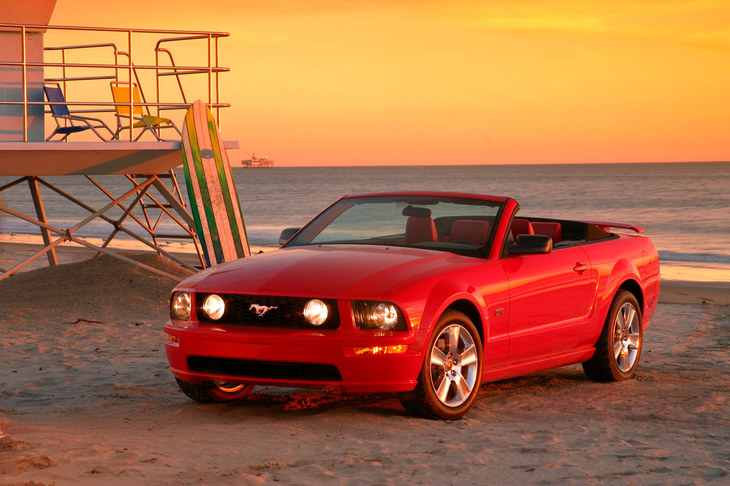 2005年のモデルチェンジでは、初代をモチーフにした内外装デザインを採用。このコンセプトは他メーカーに大きな影響を与え、「シボレー・カマロ」や「ダッジ・チャレンジャー」も、これに追従することとなった。