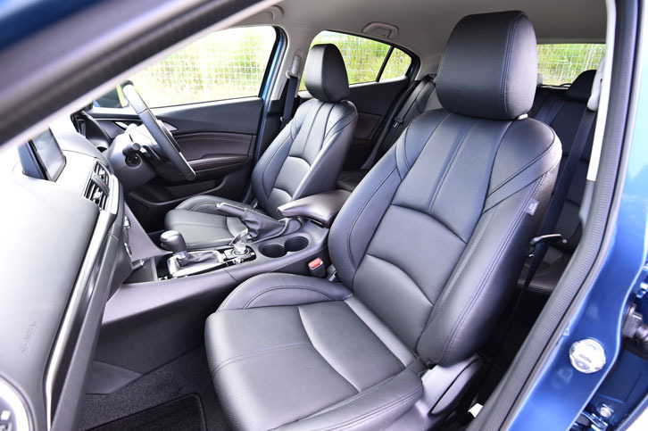 パーフォレーションレザーで仕立てられた、「アクセラスポーツ15XD Lパッケージ」のシート。色は、写真のブラックのほかにホワイトも選べる。