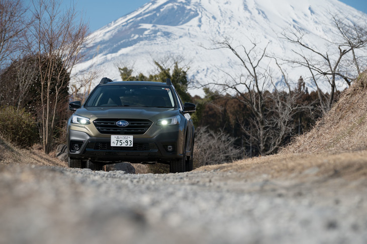 十分な最低地上高や、大きなアプローチ／ランプブレークオーバー／ディパーチャーアングルも新型「レガシィ アウトバック」の特徴。スバル自慢の4WD機構とも相まって、SUV顔負けの悪路走破性を披露する。