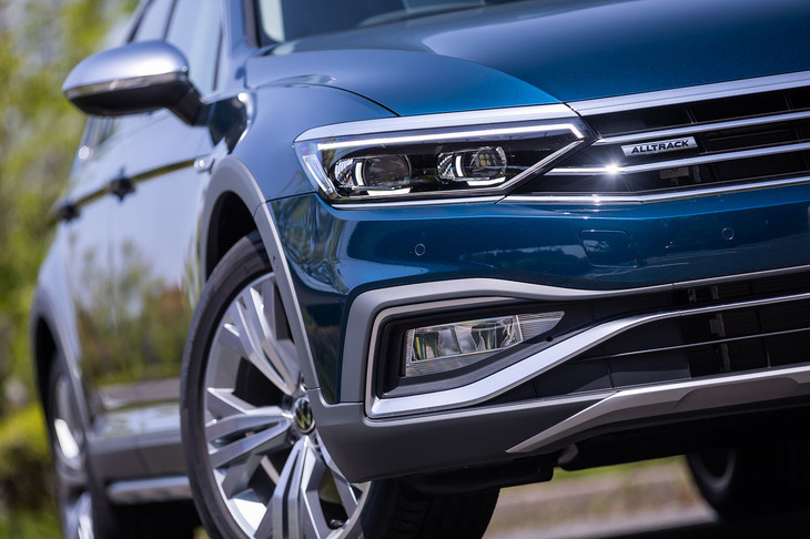 アンダーガード付きバンパーが特徴となる「パサート オールトラック」のフロントフェイス。LEDを個別に制御し、照射の角度や範囲をコントロールするヘッドライトシステム 「IQ.LIGHT（アイキューライト）」が標準装備される。