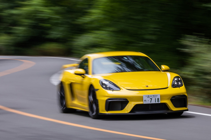 「718ケイマンGT4」の公称パフォーマンスは、最高速度304km/h、0-100km/h加速4.4秒。ドイツのニュルブルクリンク北コースでのラップタイムは、先代の981型「GT4」よりも12秒速いものであるという。