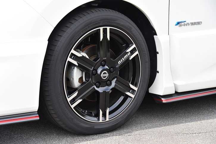 シルバーとブラックのツートンカラーが目を引く、「セレナNISMOパフォーマンスパッケージ」の17インチアルミホイール。1本あたりの価格は、4万1040円。