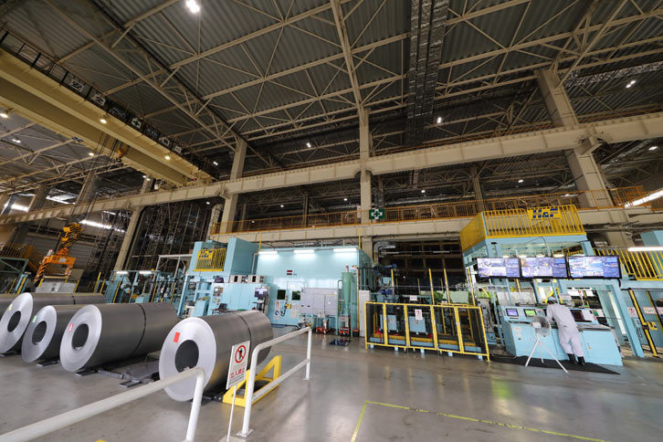 コイル状の鋼板から部材を切り抜く工程には、レーザーを用いた「レーザーブランキング」という工法を採用。プレス式とは違って部品ごとに金型を交換する必要がなく、さまざまな形の鋼板をすばやく、大量に、高い精度で切り抜くことができる。