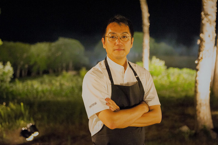 徳吉洋二シェフ。テレビ番組『料理の鉄人』に影響を受け、料理の世界へ。2015年「Ristorante TOKUYOSHI」をオープン、わずか10カ月でミシュラン一つ星を獲得した経歴を持つ。
	 
	