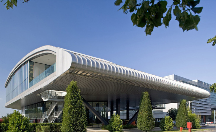 社員食堂のフェラーリ・レストラン。見る者誰もに翼断面を想起させる。