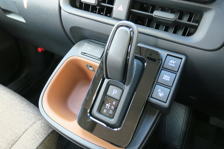 トヨタ・シエンタ ハイブリッドZ 7人乗り（シフトセレクター＆センターコンソール）