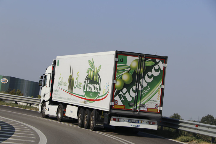 （写真D）。ローマを本拠とする味付けオリーブのスペシャリスト、フィカッチ。